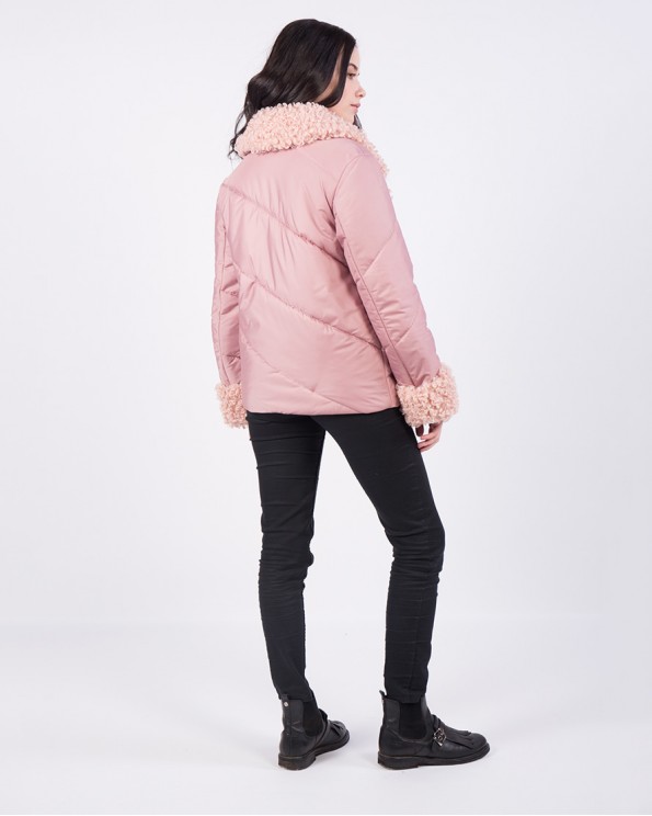 Розовая женская куртка с косой молнией