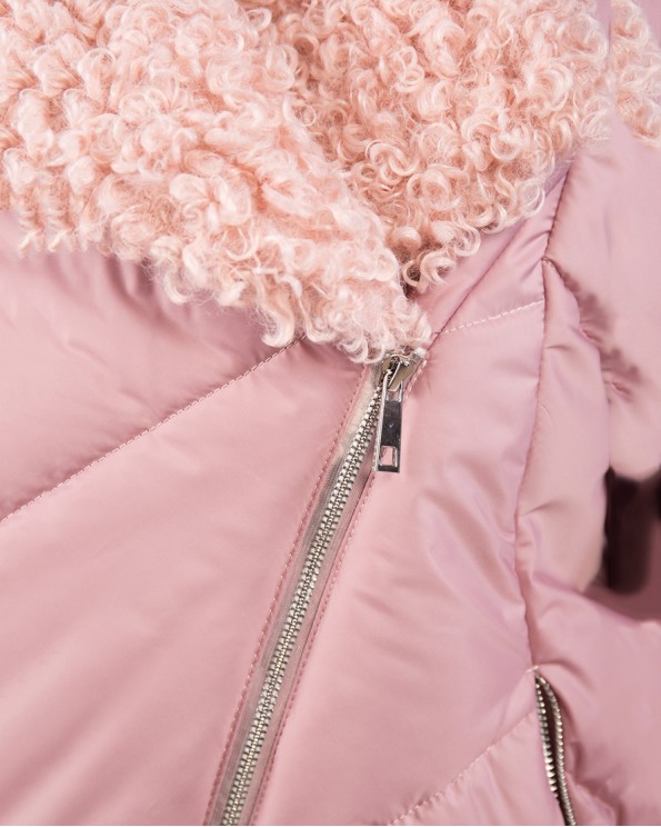 Розовая женская куртка с косой молнией