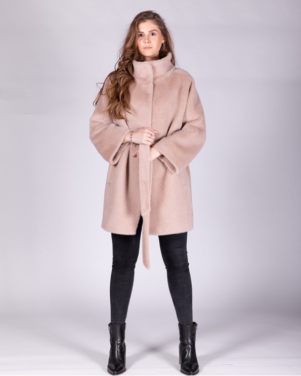 Укороченное пальто бежевого цвета с поясом