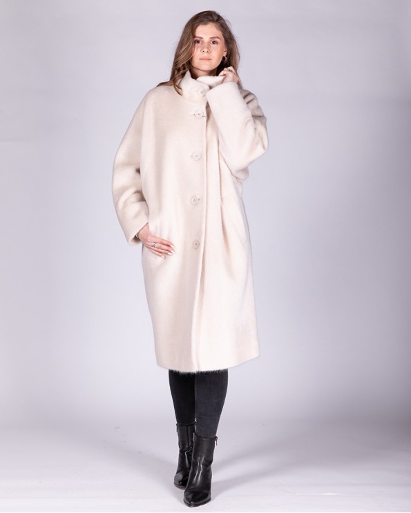 Белое женское пальто в стиле оверсайз