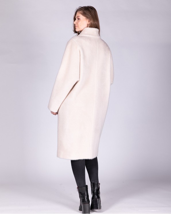 Белое женское пальто в стиле оверсайз