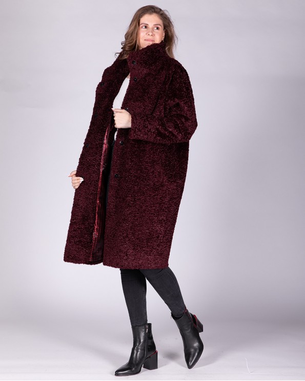 Модное плюшевое пальто под барашка
