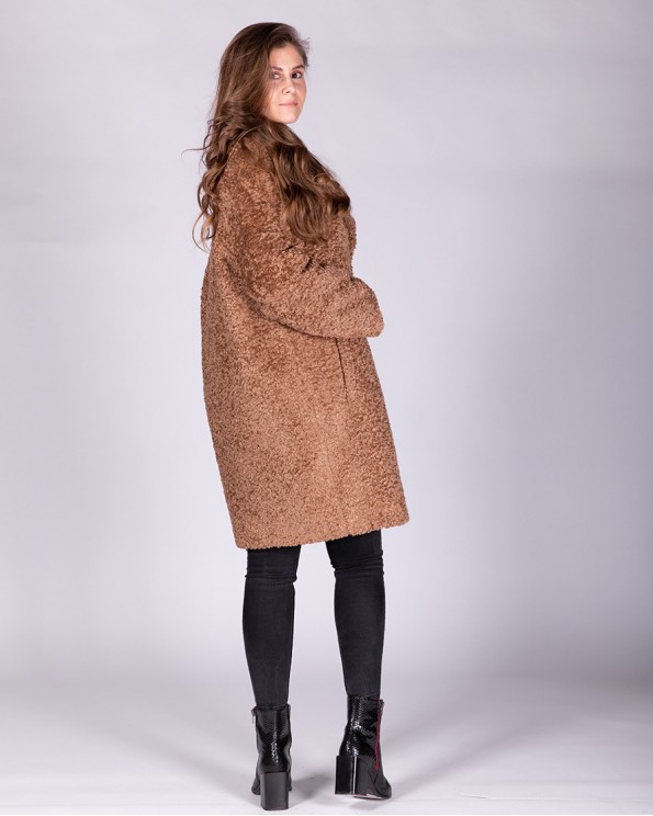 Утепленное плюшевое пальто средней длины