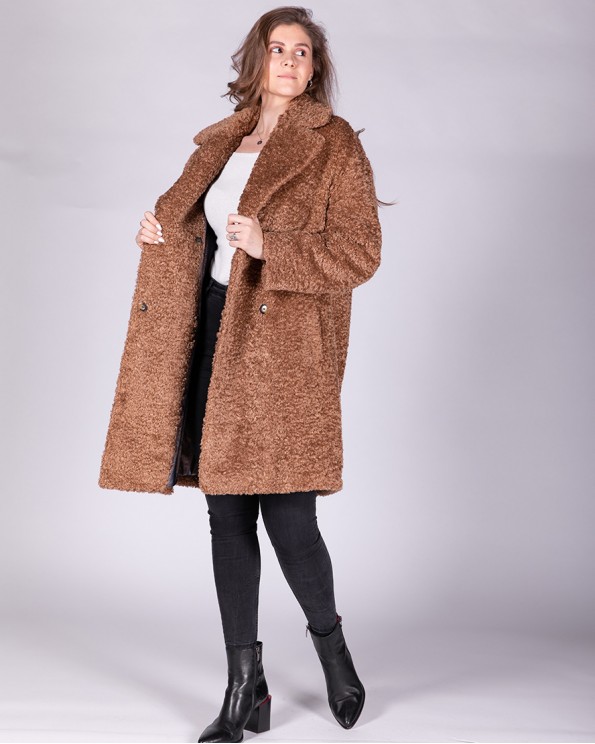 Утепленное плюшевое пальто средней длины