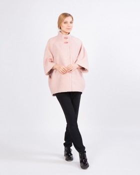 Розовое короткое пальто-кокон из букле