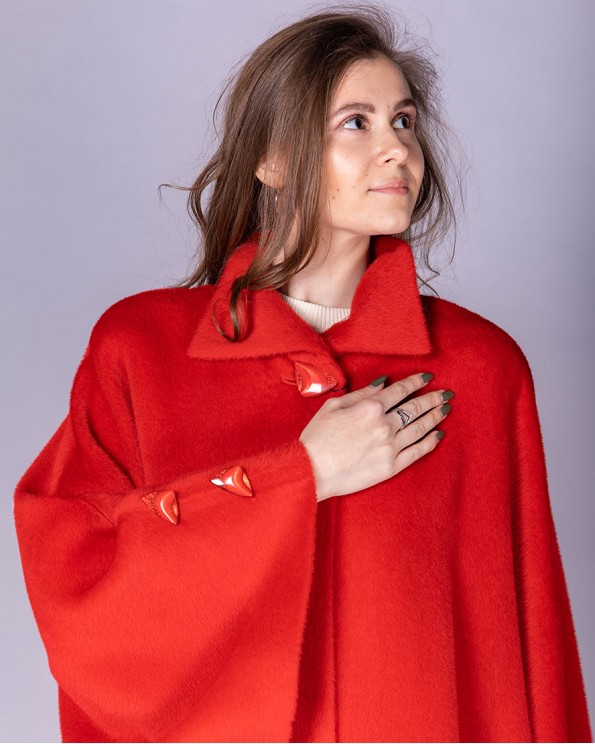 Пальто пончо из альпака красного цвета