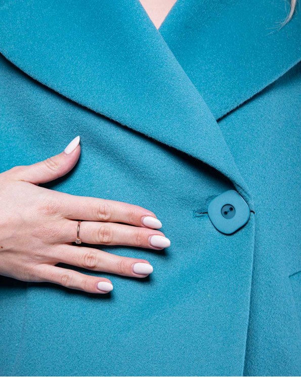 Голубое короткое пальто в стиле оверсайз