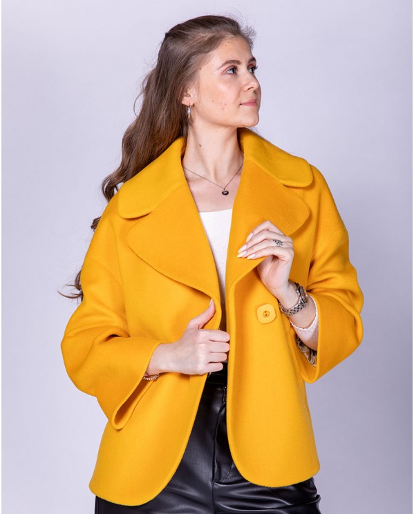 Желтое короткое пальто оверсайз