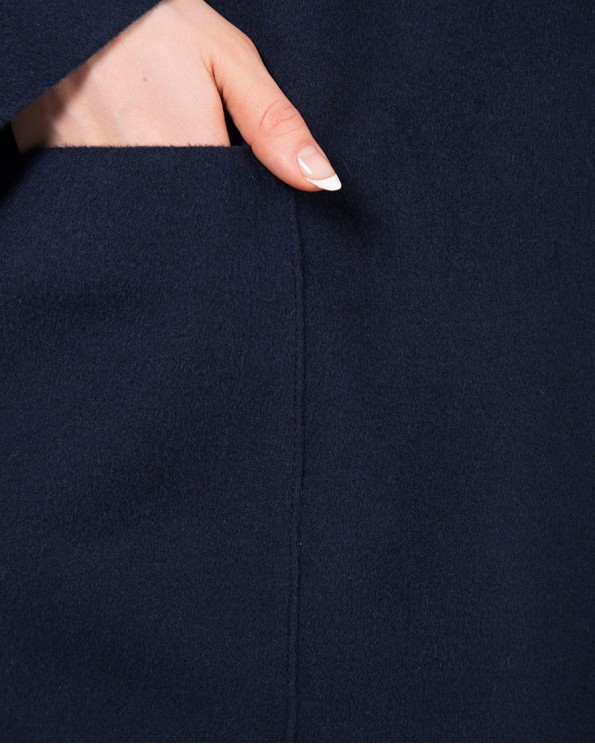 Темно-синее женское пальто с поясом