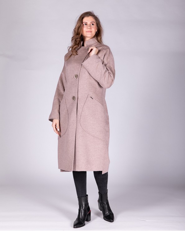 Женское пальто на пуговицах с большими карманами
