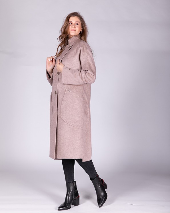 Женское пальто на пуговицах с большими карманами