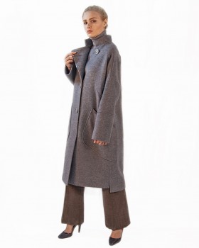 Стильное пальто с накладными карманами и боковыми разрезами