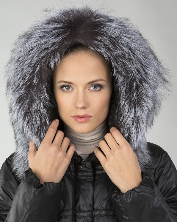 Длинное пуховое пальто с чернобуркой