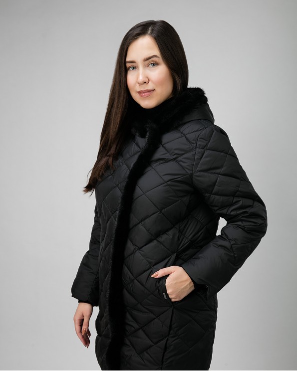 Стеганая куртка женская черного цвета